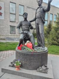 0-2022.05.25-u-pamyatnika-Morozovu-i-Rozhdestvenskomu.jpg